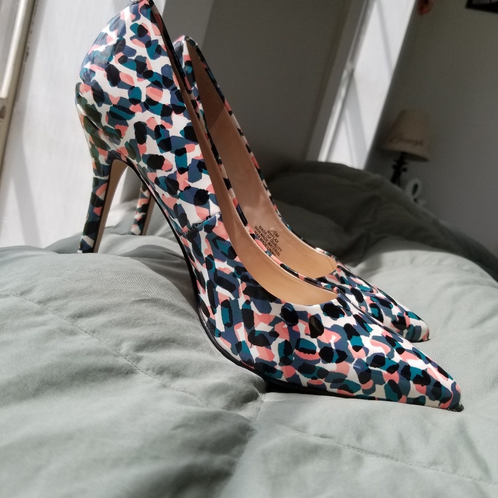 Paint stroke spotted pointed toe pumps